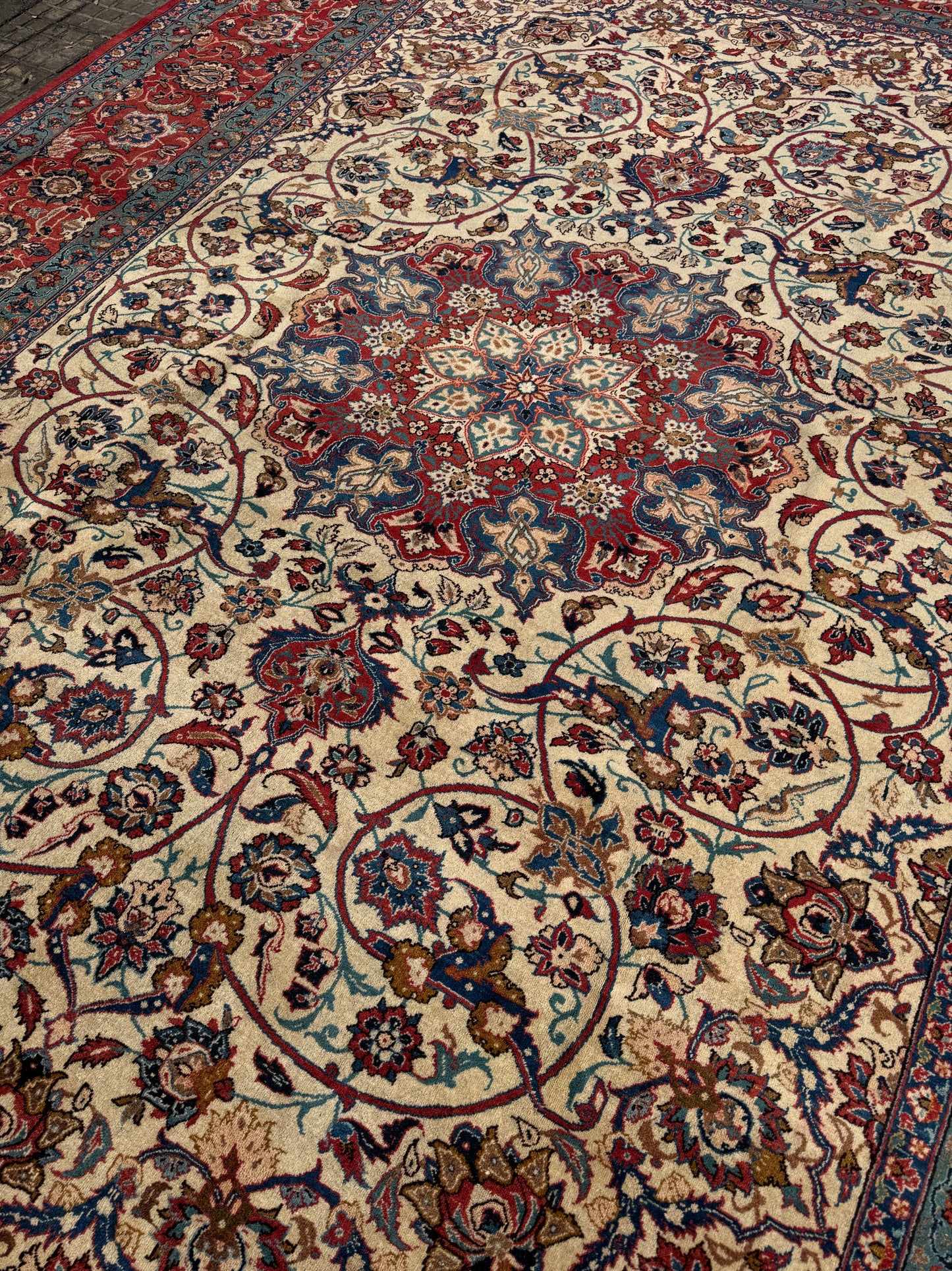 XXL LUXURY ANTIQUE ISFAHAN