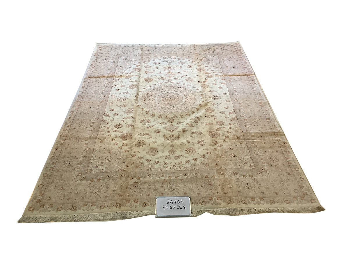 PALE DECORATIVE RUG