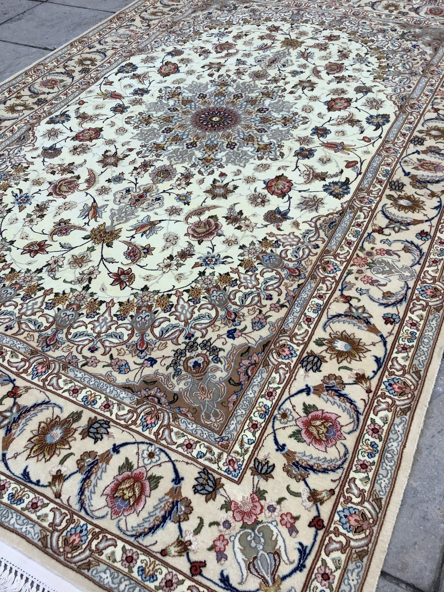 PARDEH ISFAHAN ON SILK