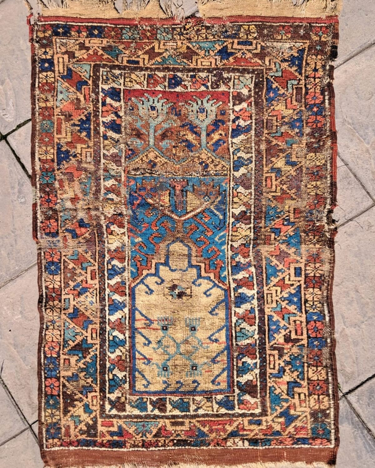 MUJUR ANTIQUE PRAYER RUG