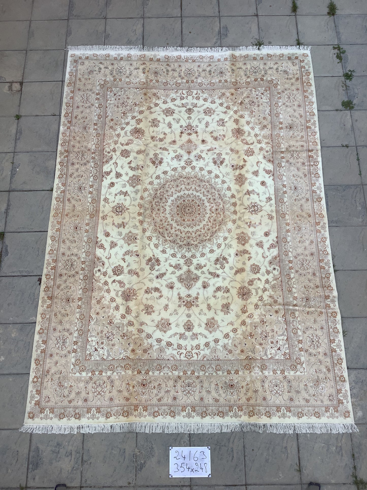 PALE DECORATIVE RUG