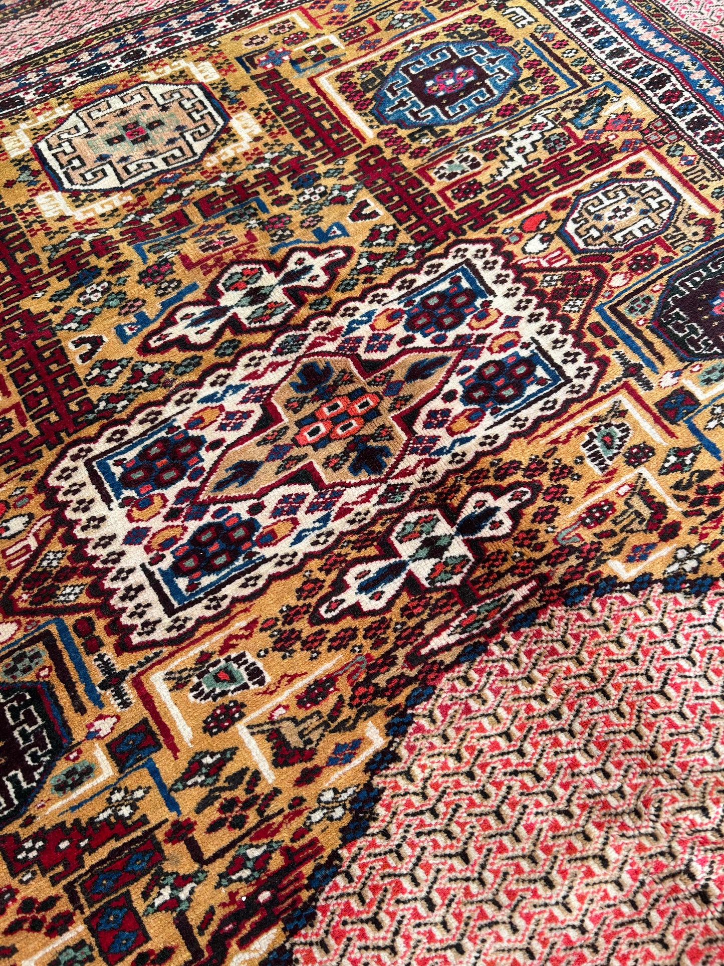 SAFFRON TACHTE CAUCASIA