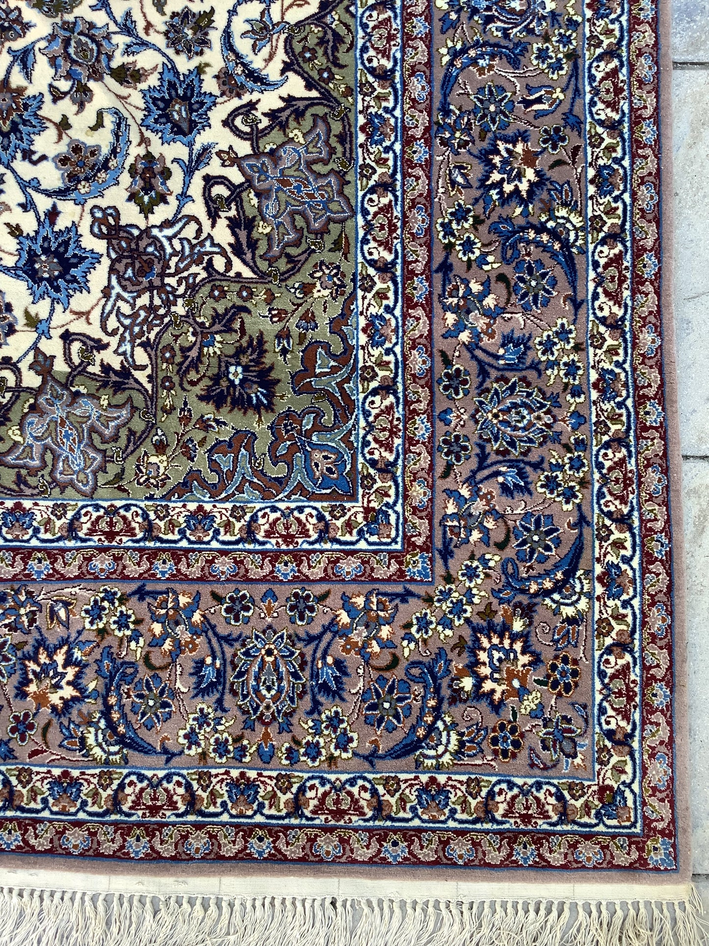 FINE VINTAGE ISFAHAN ON SILK