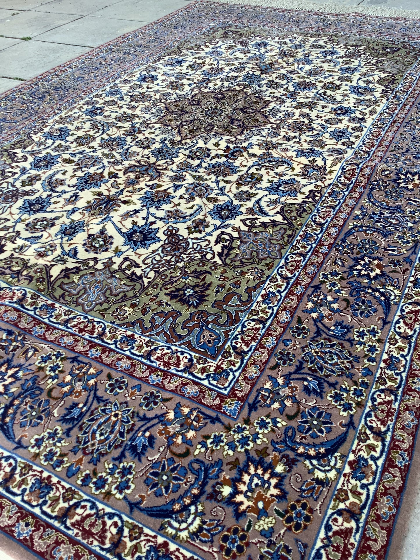 FINE VINTAGE ISFAHAN ON SILK