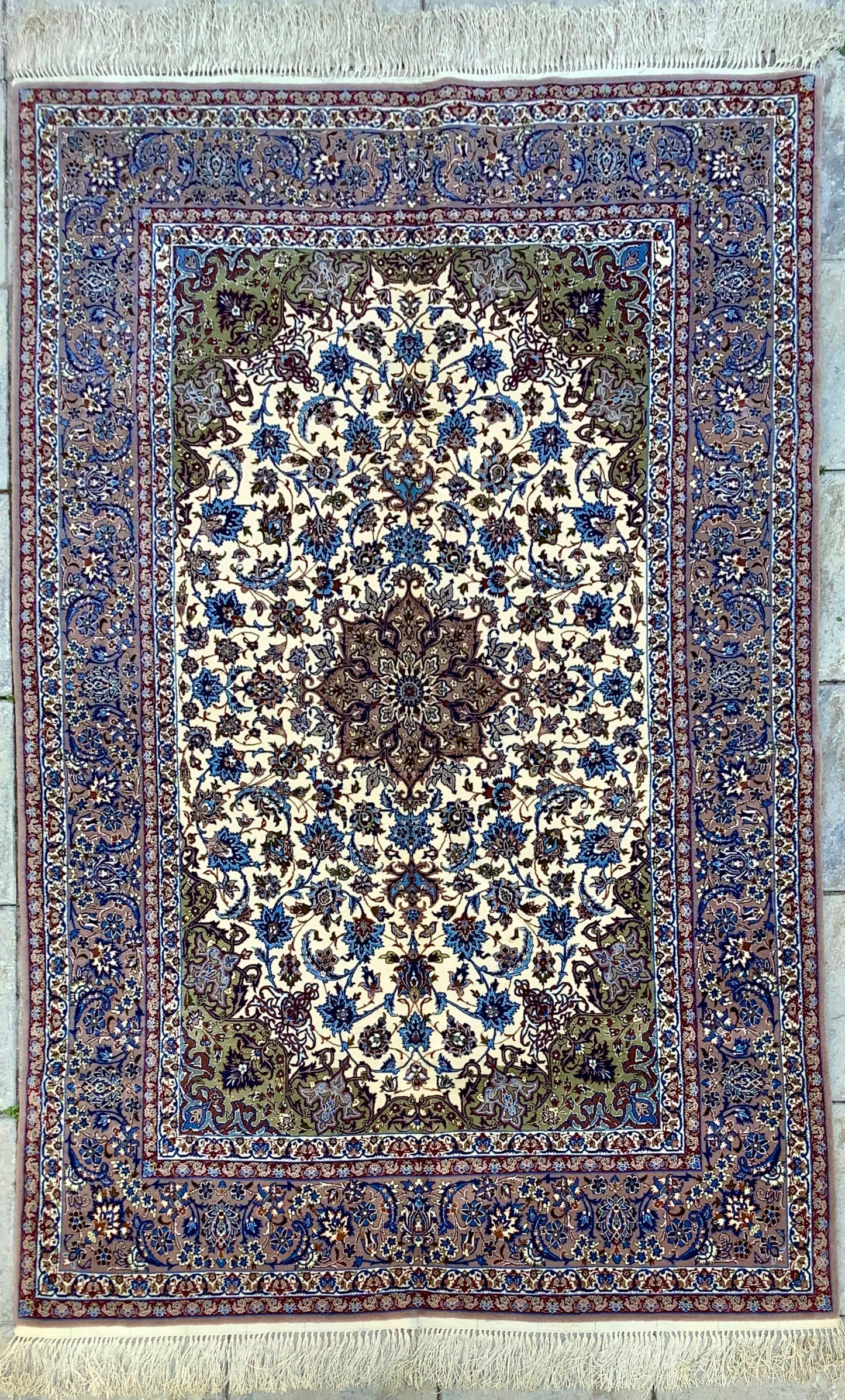FINE VINTAGE ISFAHAN ON SILK
