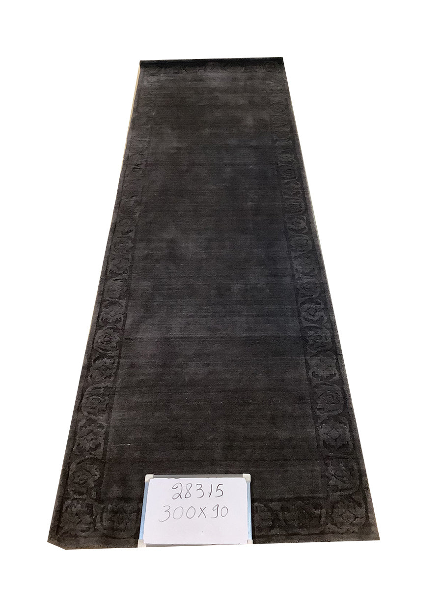 MINIMAL CHARCOAL RUNNER